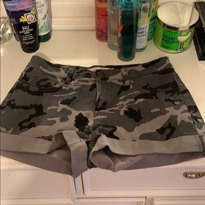 ☆camo shorts☆only worn once☆medium☆